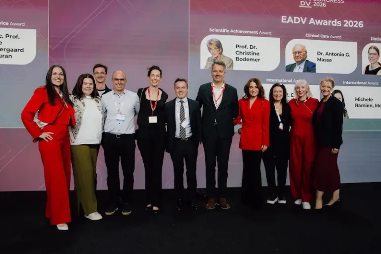 ไบเออร์สด๊อรฟ ตอกย้ำความเป็นผู้นำด้าน Skin Science บนเวที EADV Congress 2026 นำเสนอแนวคิดใหม่ของการดูแลผิวเป็นสิวต่อประชาคมแพทย์ผิวหนังระดับโลก ต่อยอดความก้าวหน้าด้าน Skin Microbiome สู่นวัตกรรม Eucerin DERMOPURE CLINICAL PROBIOM8